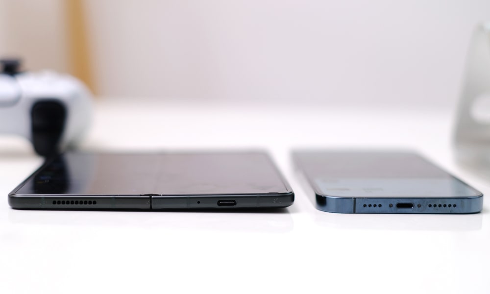 So sánh siêu phẩm Galaxy Z Fold 3 vs iPhone 13 Pro Max